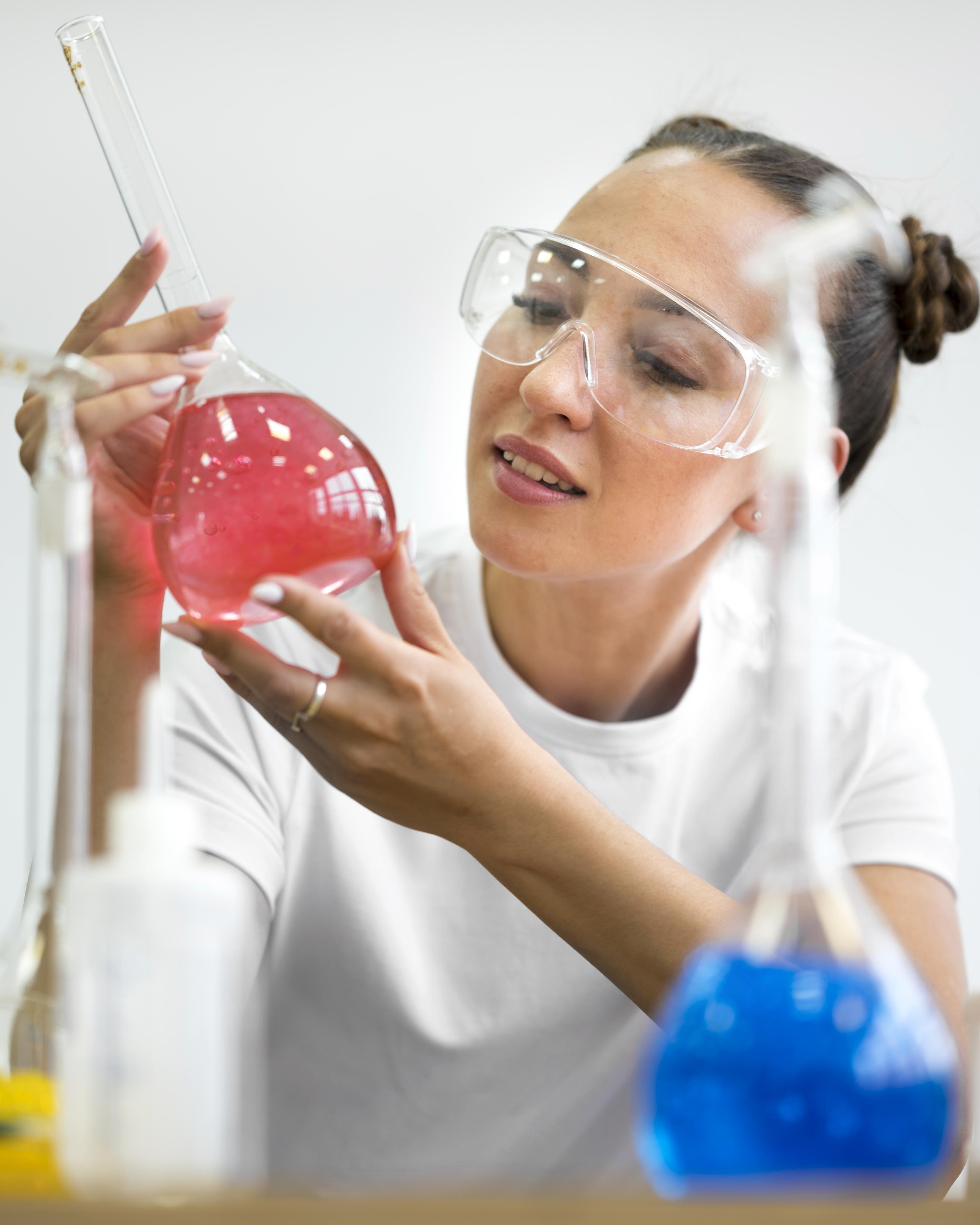 Pesquisadora em laboratório Seiko Química